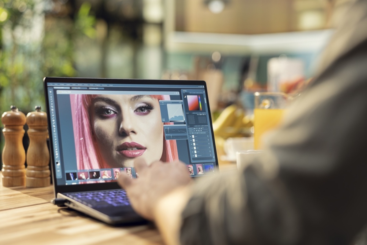 Ein Fotograf bearbeitet ein Foto | Luminar Neo Blog