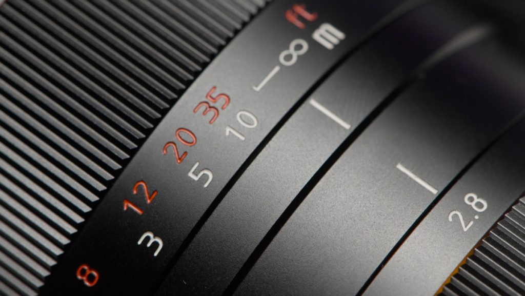 Objektiv mit markierter Brennweitenskala | Luminar Neo Blog