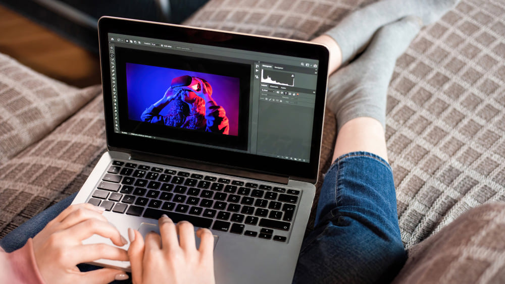Ein Mädchen bearbeitet ein Foto | Luminar Neo Blog