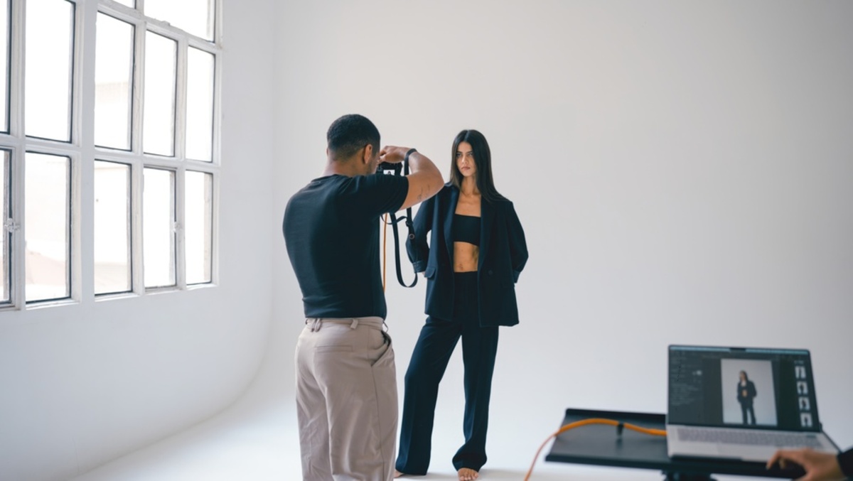 Fotografin bei einem Porträtshooting mit Kamera | Luminar Blog
