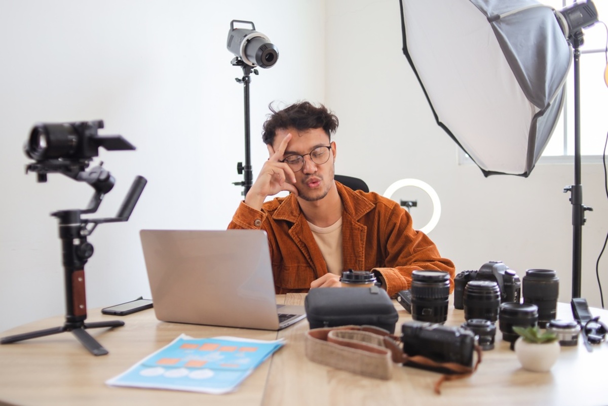 Ein Fotograf denkt am Computer nach | Luminar Blog