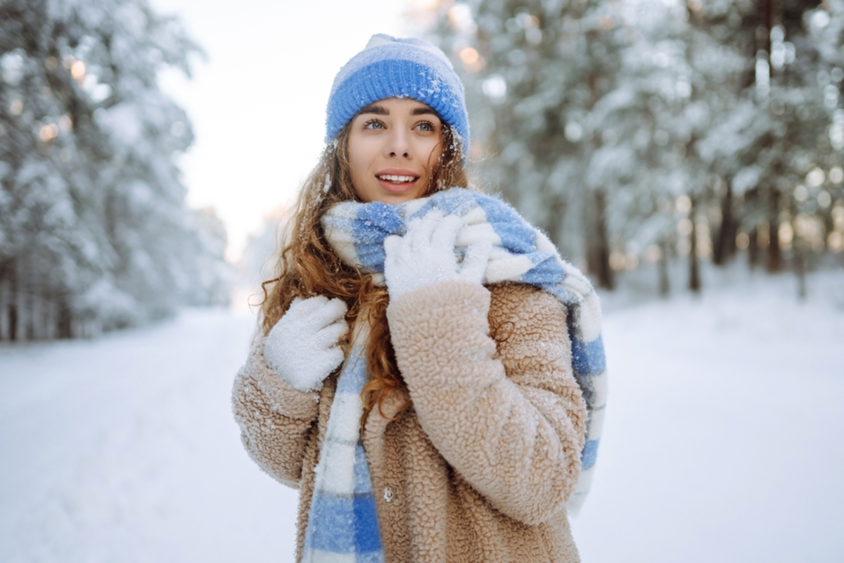 Frau im Winter mit Schnee und warmer Kleidung | Luminar Blog
