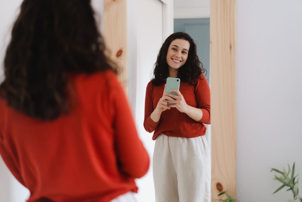 Ein schönes Mädchen macht ein Selfie im Spiegel | Luminar Neo Blog