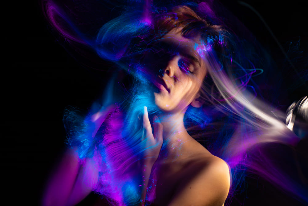 Porträt eines Mädchens in verschwommenem Licht | Luminar Neo Blog