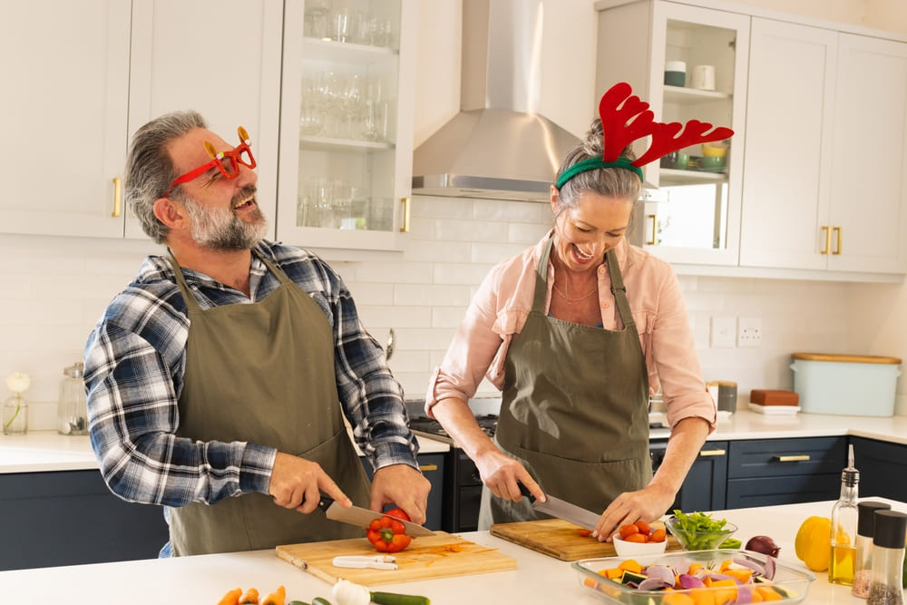 Ein Ehepaar Kocht mit Neujahrsrequisiten | Luminar Neo Blog