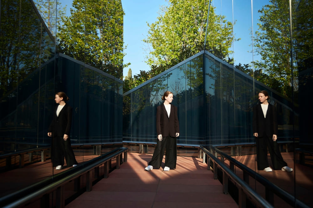 Spiegelbild eines Mädchens in mehreren Spiegelobjekten | Luminar Neo Blog