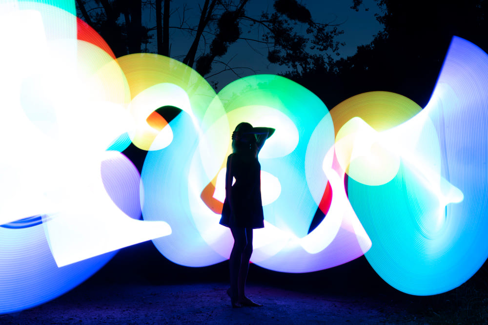 Ein ungewöhnliches Foto einer Dame vor dem Hintergrund eines Musters von Aufzügen | Luminar Neo Blog