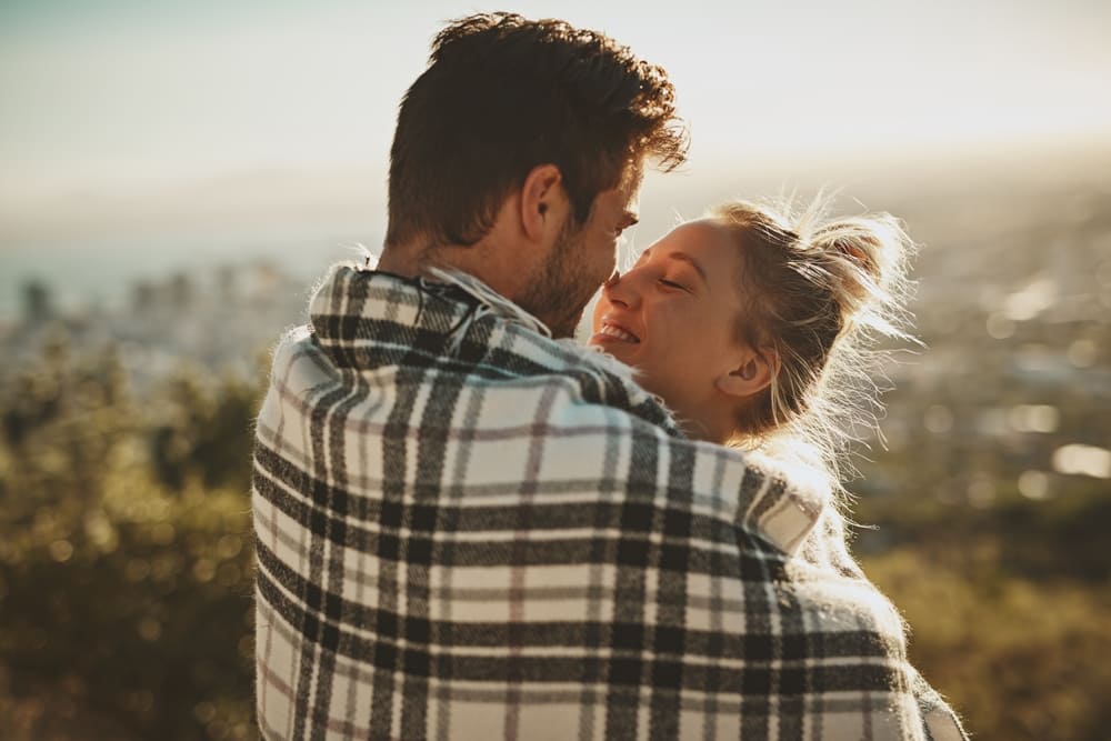 Pärchen Posiert mit Einem Plaid | Luminar Neo Blog