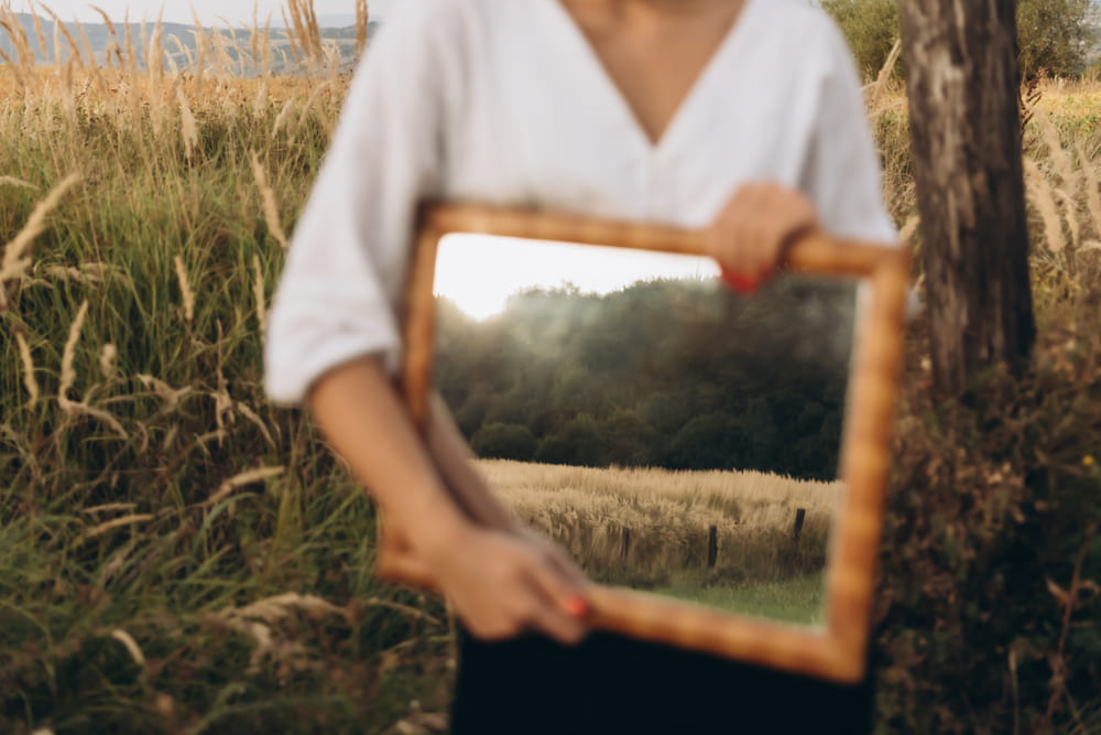 Interessantes Foto mit einem Spiegel | Luminar Neo Blog