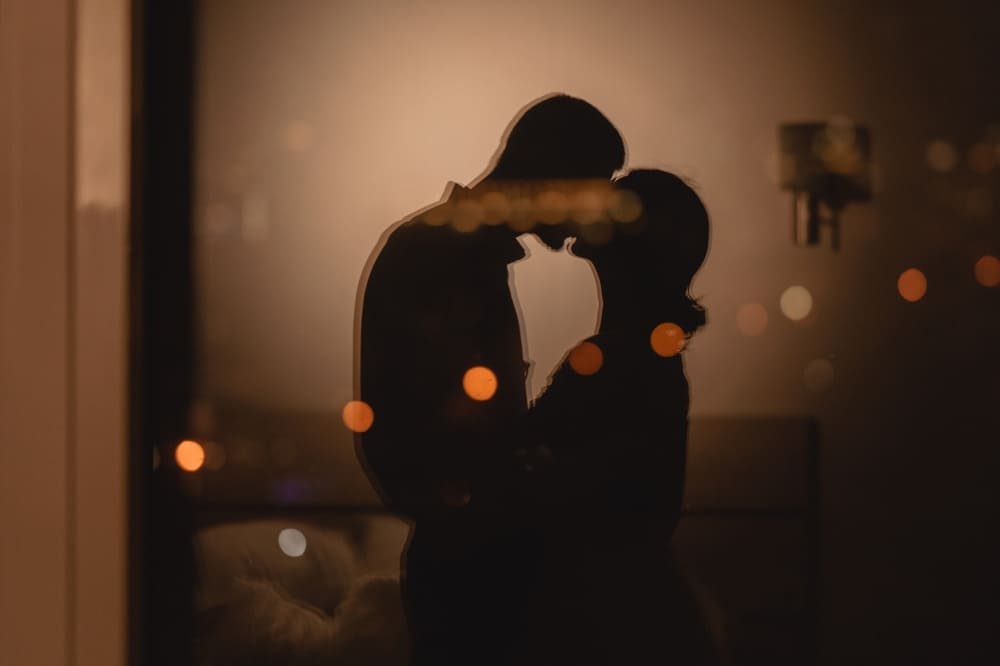 Ein Blick auf ein verliebtes Paar in einem Fenster | Luminar Neo Blog