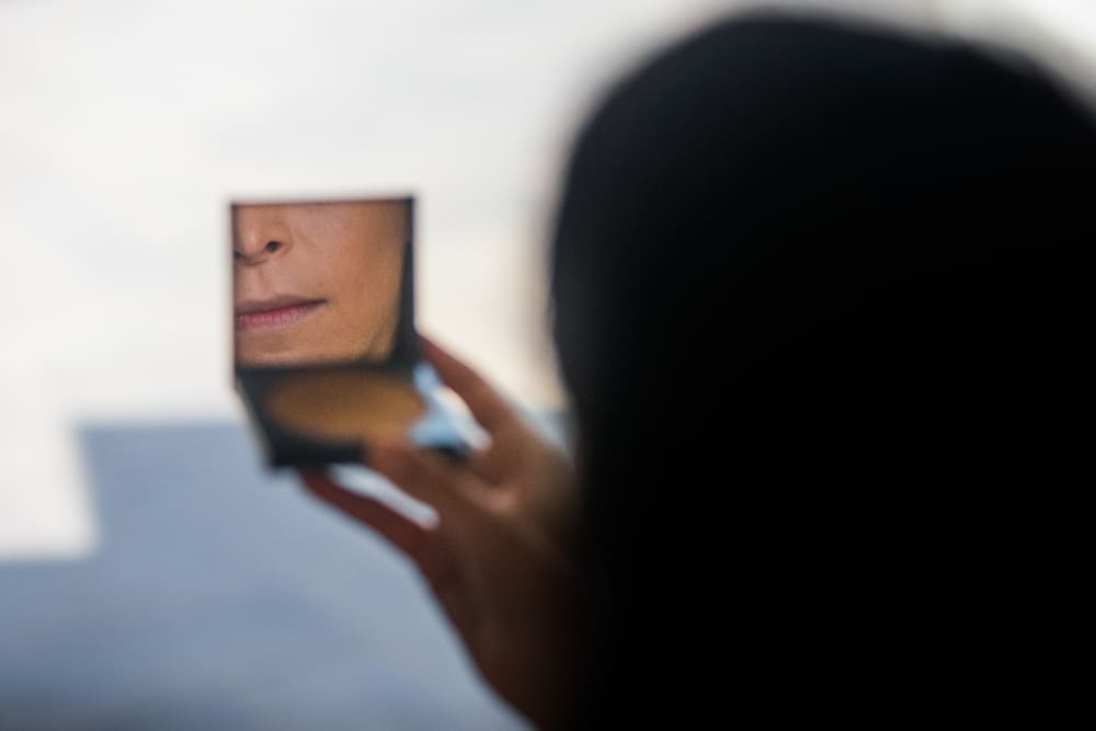 Makroaufnahme der Lippen eines Mädchens im Spiegel | Luminar Neo Blog