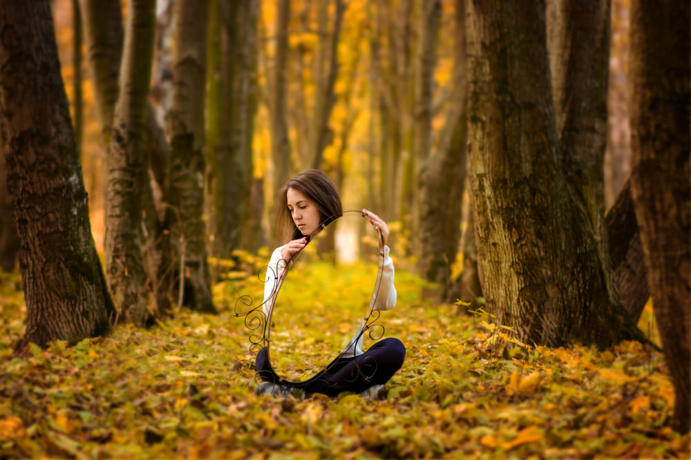 Das Mädchen hält einen Spiegel, in dem sich der Wald spiegelt | Luminar Neo Blog