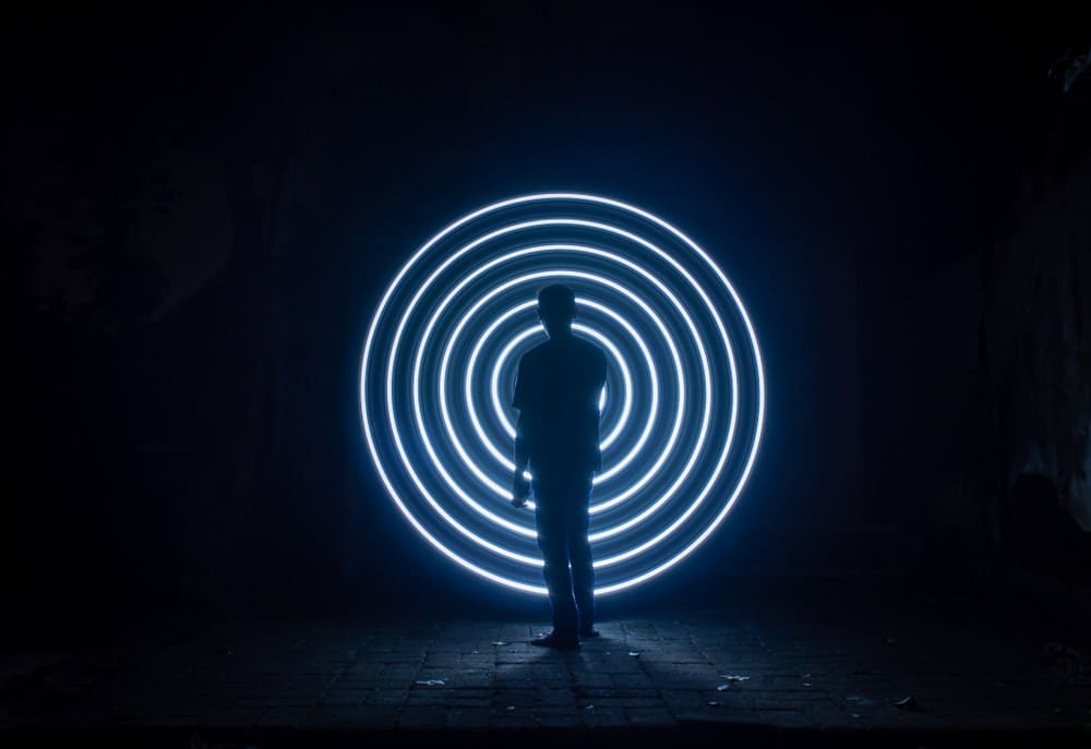 Ein Mann macht geometrische Formen mit Licht | Luminar Neo Blog