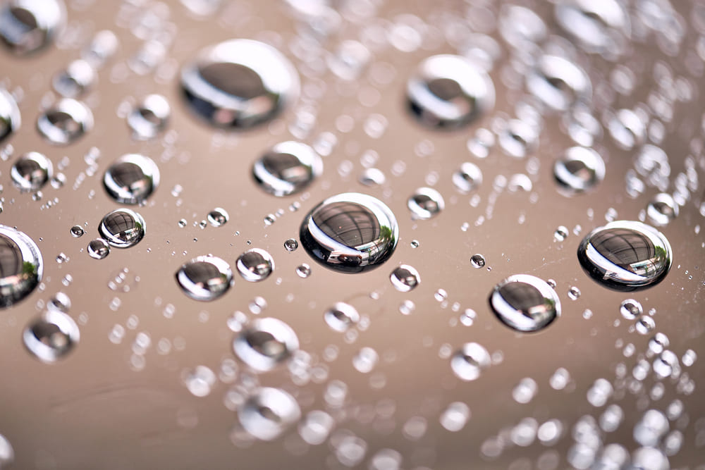 Makroaufnahme von Tropfen auf Glas | Luminar Neo Blog