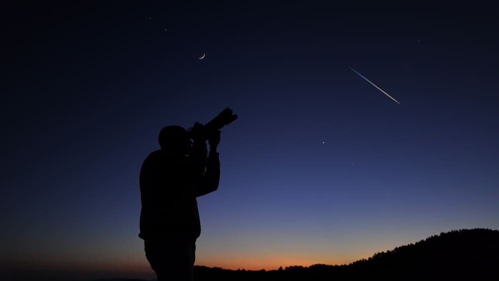 Ein Mann fotografiert den beeindruckenden Sternenhimmel | Luminar Neo Blog

