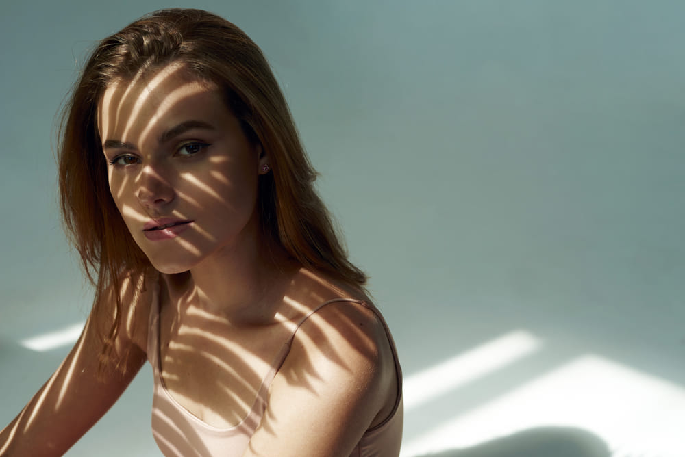 Porträt eines Mädchens mit Blattschatten im Gesicht | Luminar Neo Blog