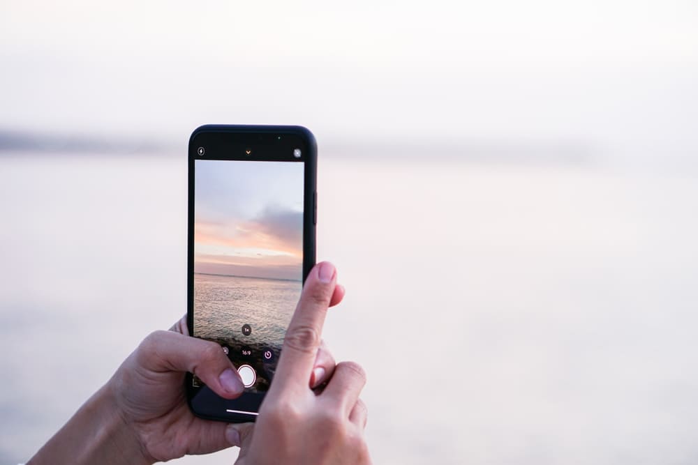 Foto einer Handykamera, auf dem zu sehen ist, wie das Meer fotografiert wird | Luminar Neo Blog 