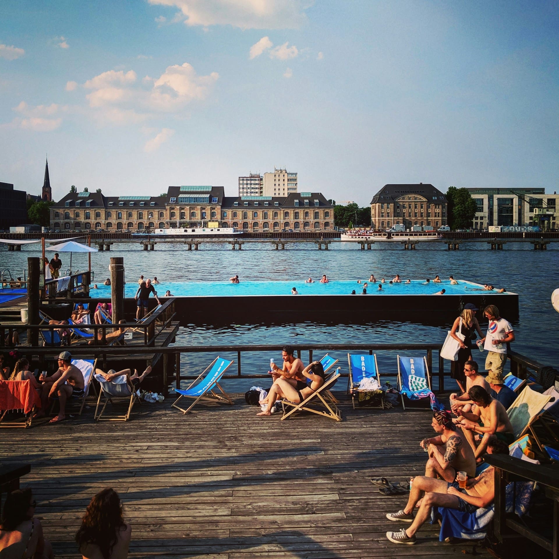 Foto vom Badeschiff in Berlin | Luminar Neo Blog

