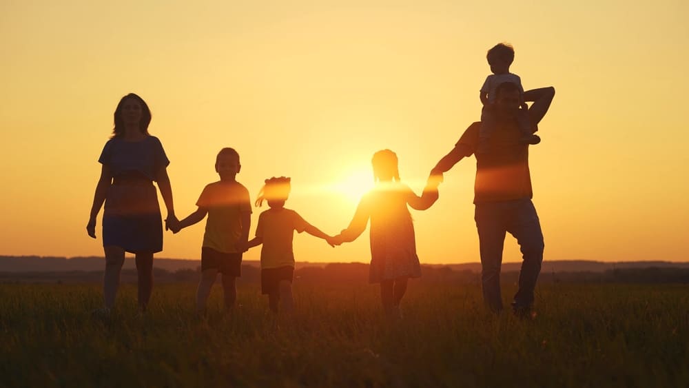 Familienbild im Sonnenuntergang | Luminar Neo Blog

