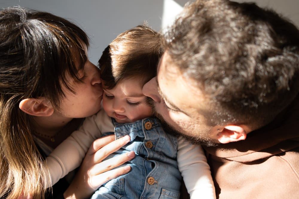 Niedliches Familienfoto mit Baby | Luminar Neo Blog

