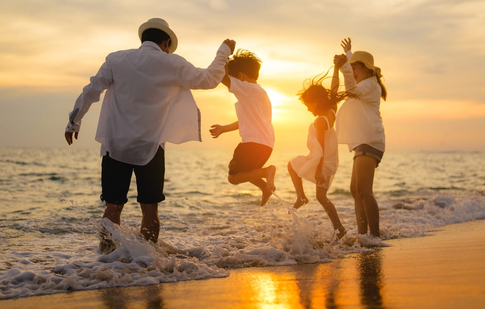 Foto einer Familie am Strand | Luminar Neo Blog

