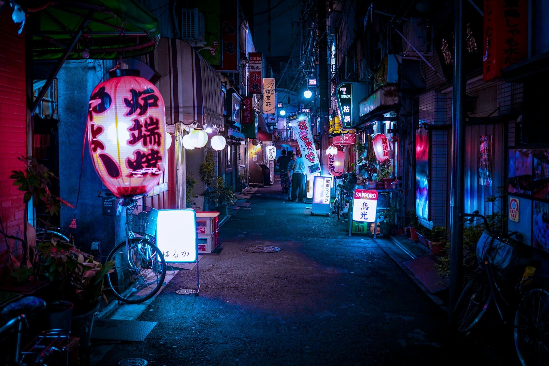 Foto einer beleuchteten nächtlichen Straße | Luminar Neo Blog 