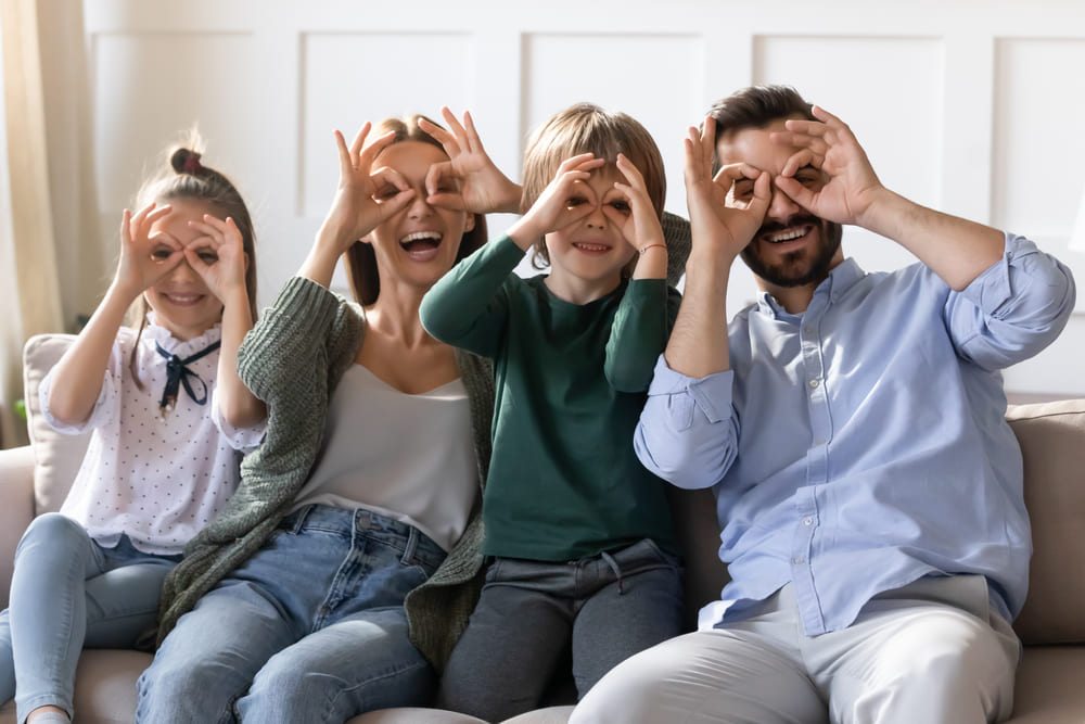 Foto einer glücklichen Familie | Luminar Neo Blog

