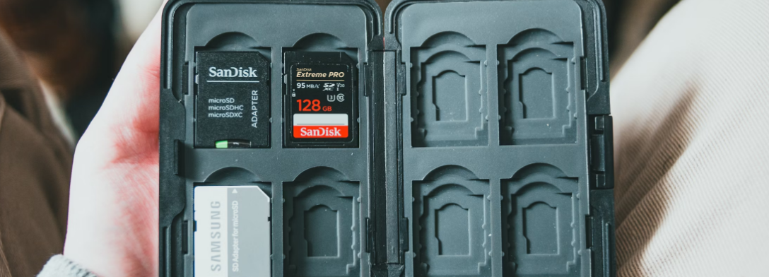 Person bearbeitet Bilder mit LuminarNeo auf Laptop | LuminarNeo.de