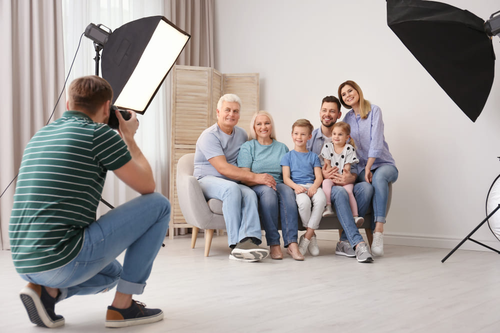 Fotograf macht ein Bild von einer Familie | Luminar Neo Blog