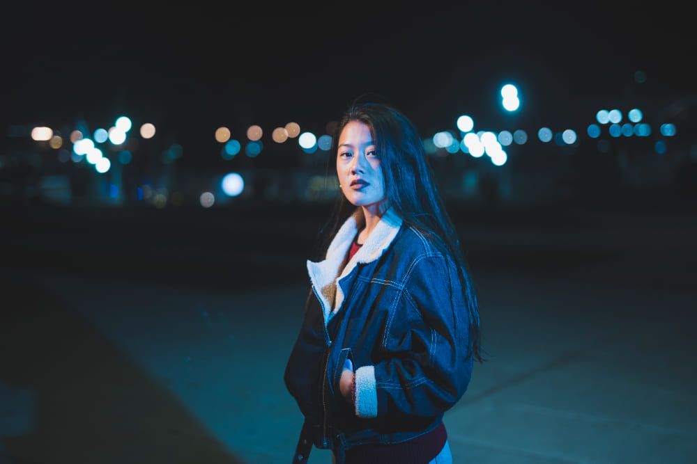 Nachtporträt eines Mädchens unter Sternen | Luminar Neo Blog