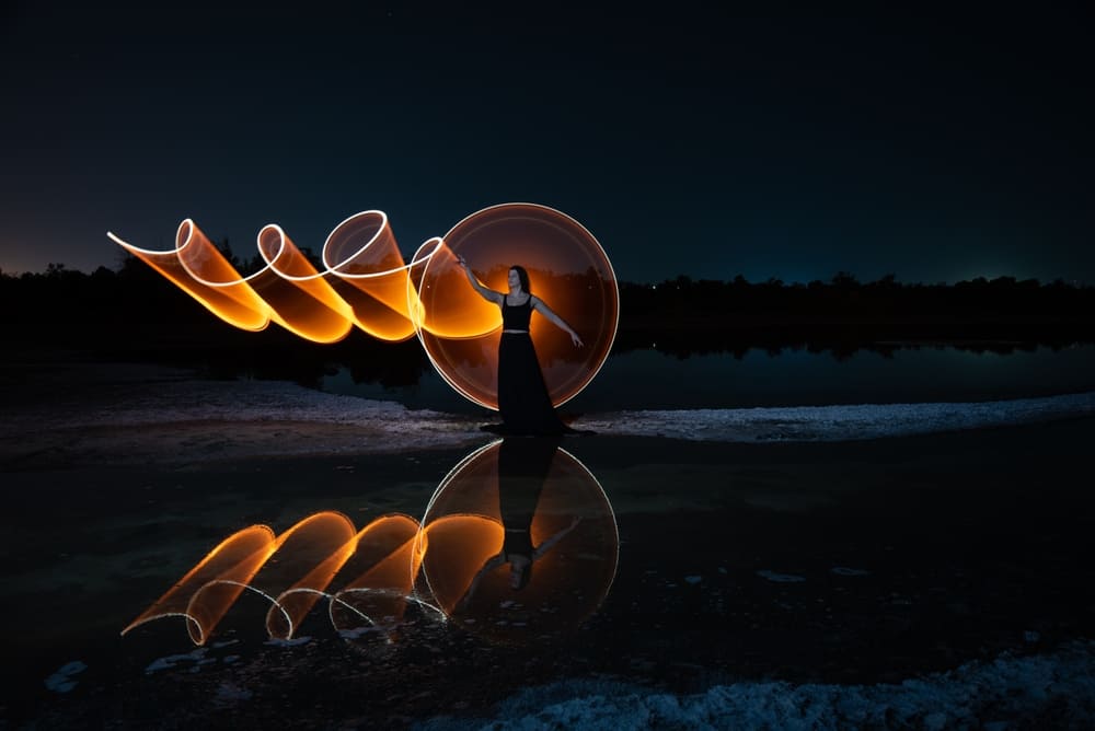 Mädchen erstellt Lichtmalerei-Fotografie | Skylum Blog