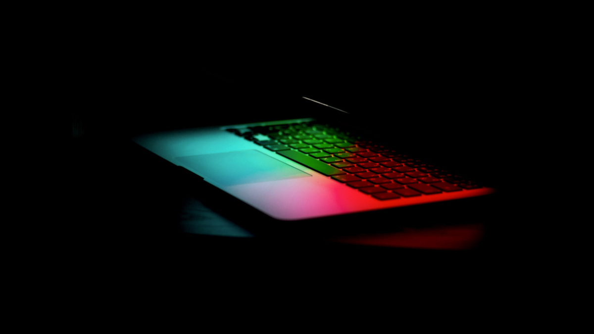 Laptop mit Hintergrundbeleuchtung | Luminar Neo Blog