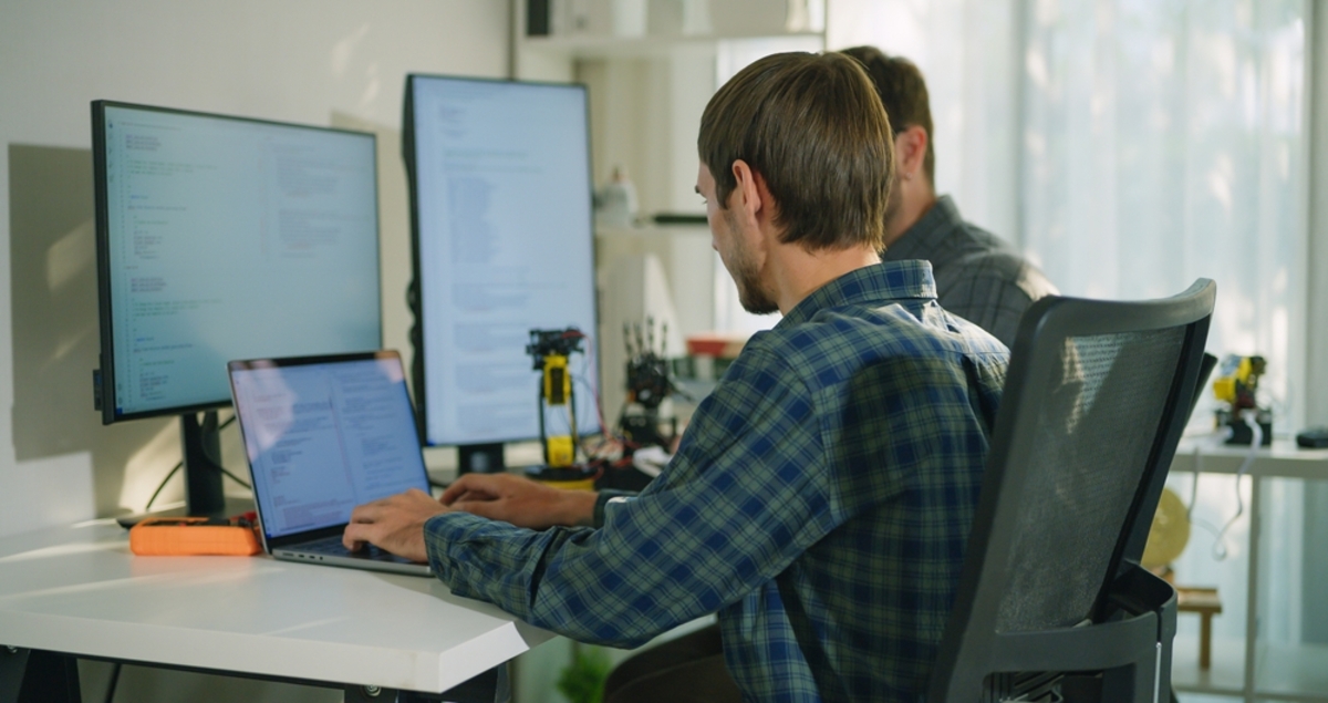 Der Mann besteht auf dem Monitor | Luminar Neo Blog