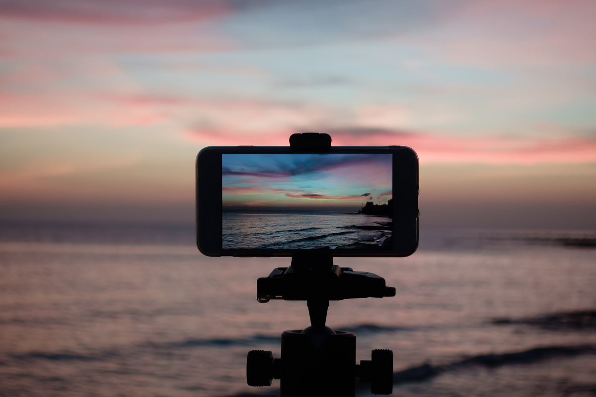 Smartphone auf einem Stativ | Luminar Neo Blog