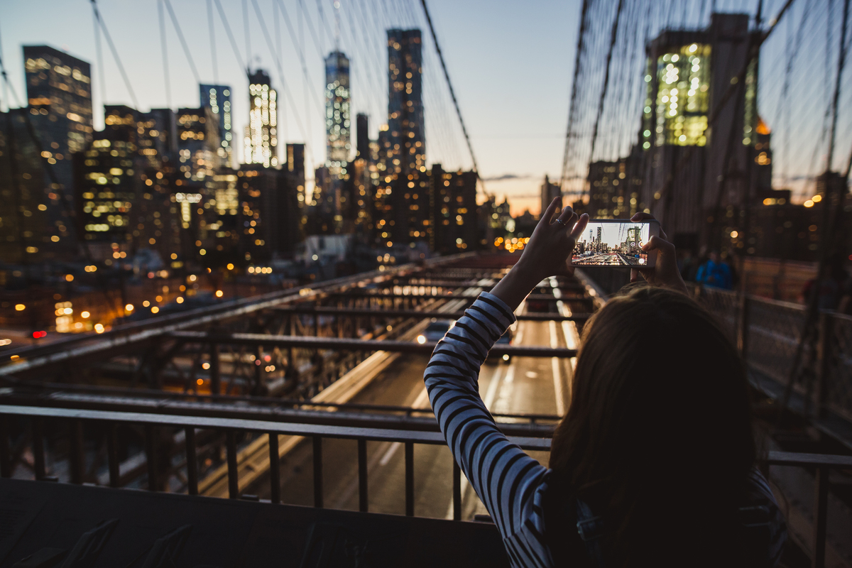 Ein Mädchen macht ein Foto mit einem Smartphone | Luminar Neo Blog