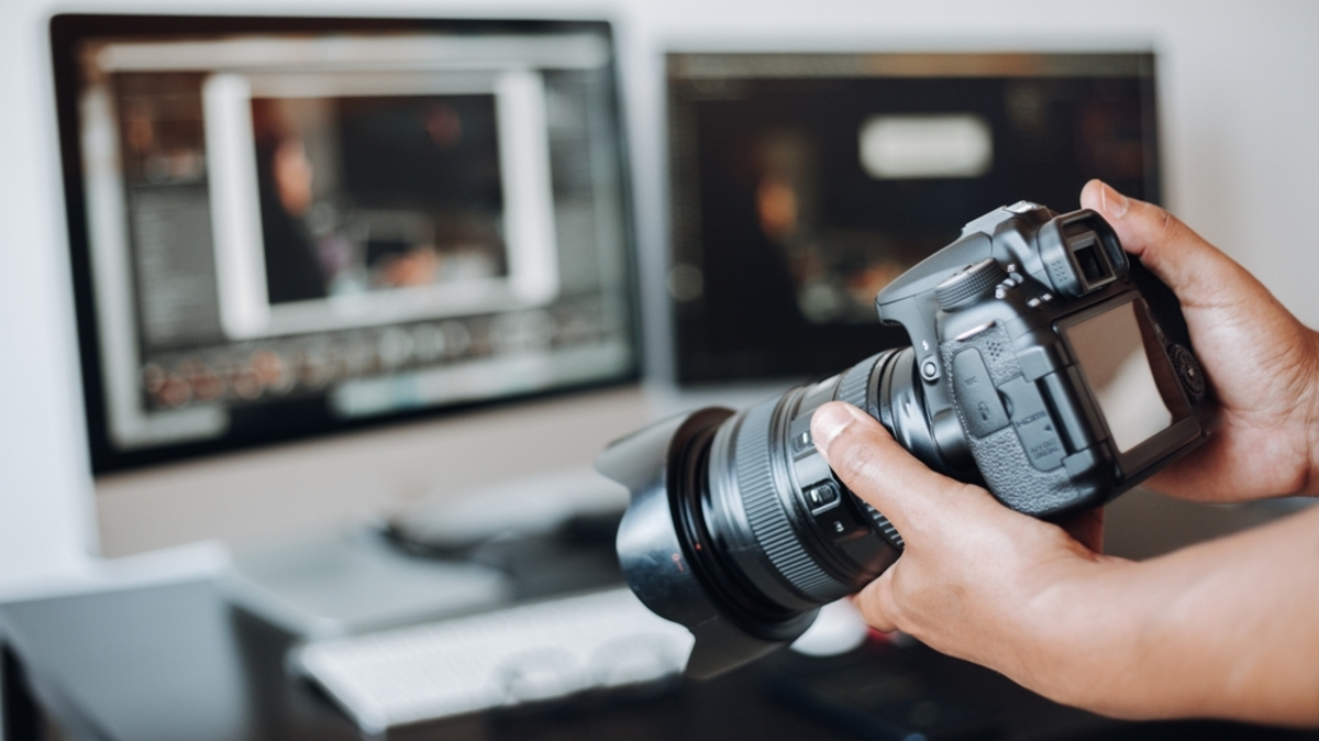 Eine Kamera in den Händen eines Fotografen| Luminar Neo Blog 