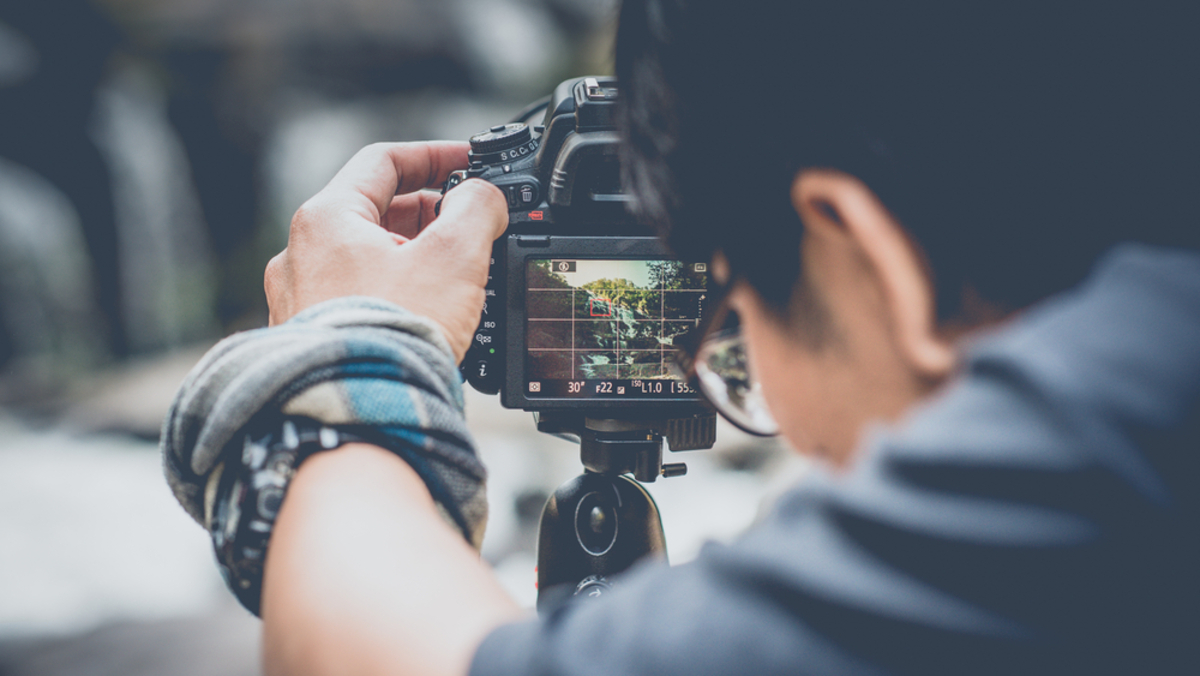 Fotograf macht ein Foto| Luminar Neo Blog 