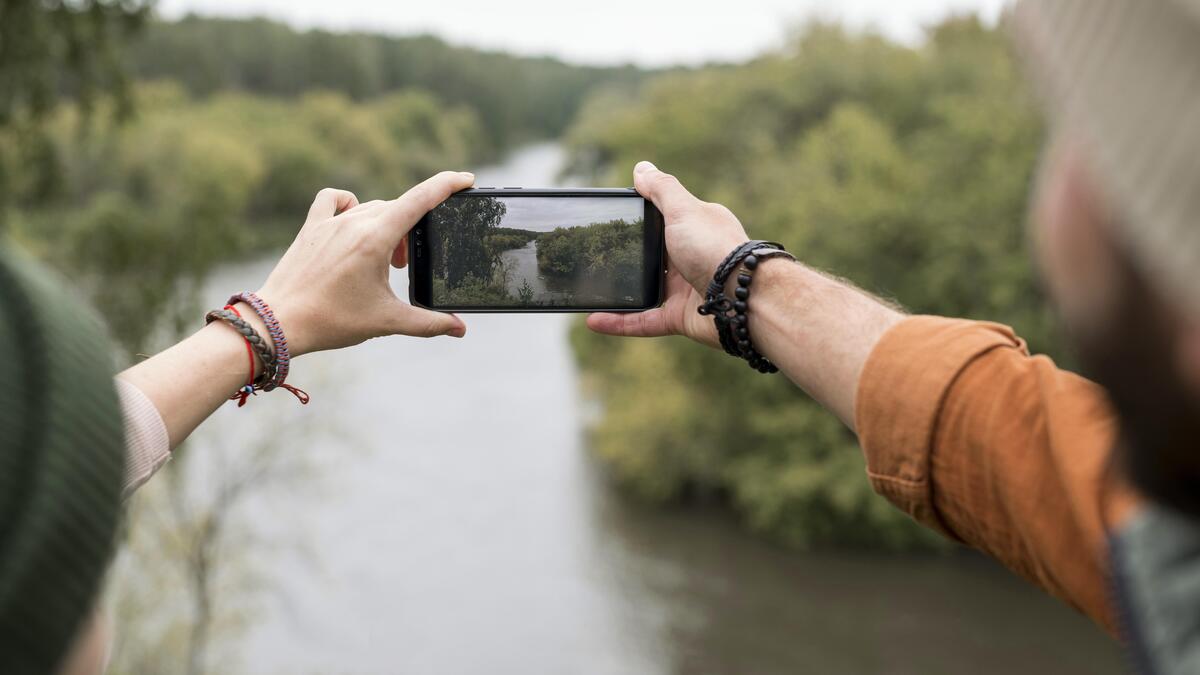 Menschen machen Fotos mit Smartphones| Luminar Neo Blog 