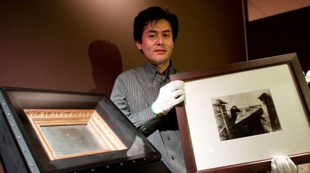 Mann hält das erste Foto in einem Museum | Blog DE