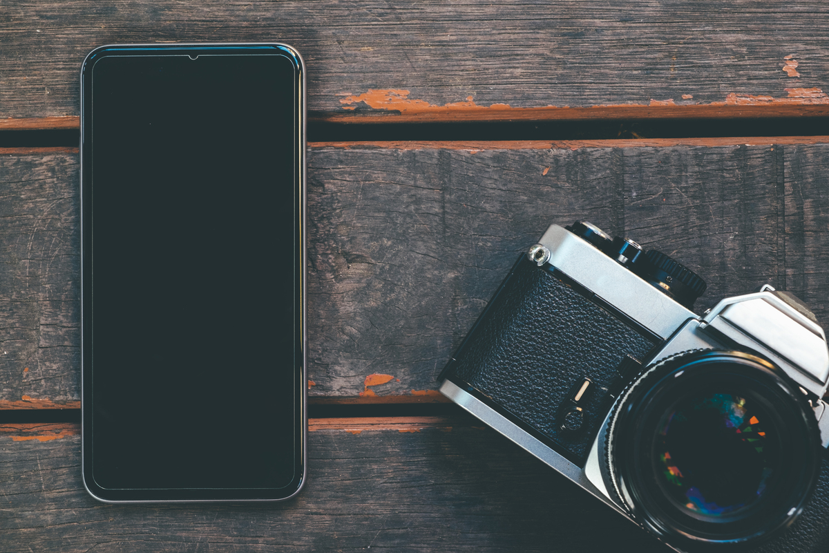 Foto von Smartphone und Kamera| Luminar Neo Blog