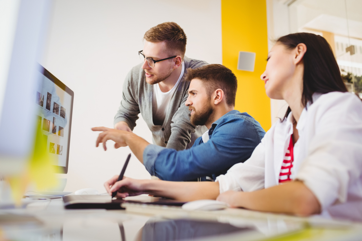 Die Leute wählen etwas am Computer aus | Luminar Neo Blog 