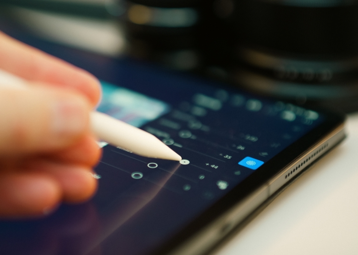 Mann bearbeitet Foto auf Tablet | Luminar Neo Blog
