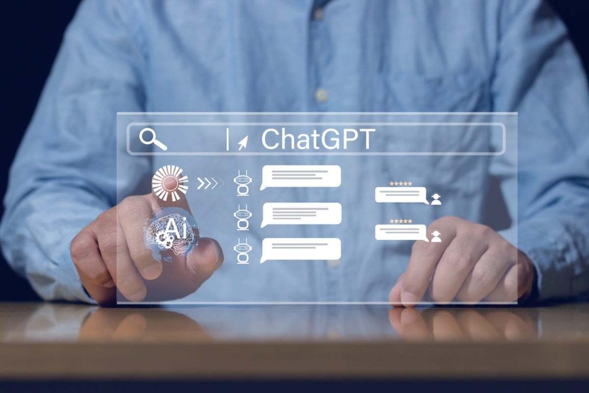 Ein Mann schreibt eine Anfrage im GPT-Chat | Luminar Neo Blog