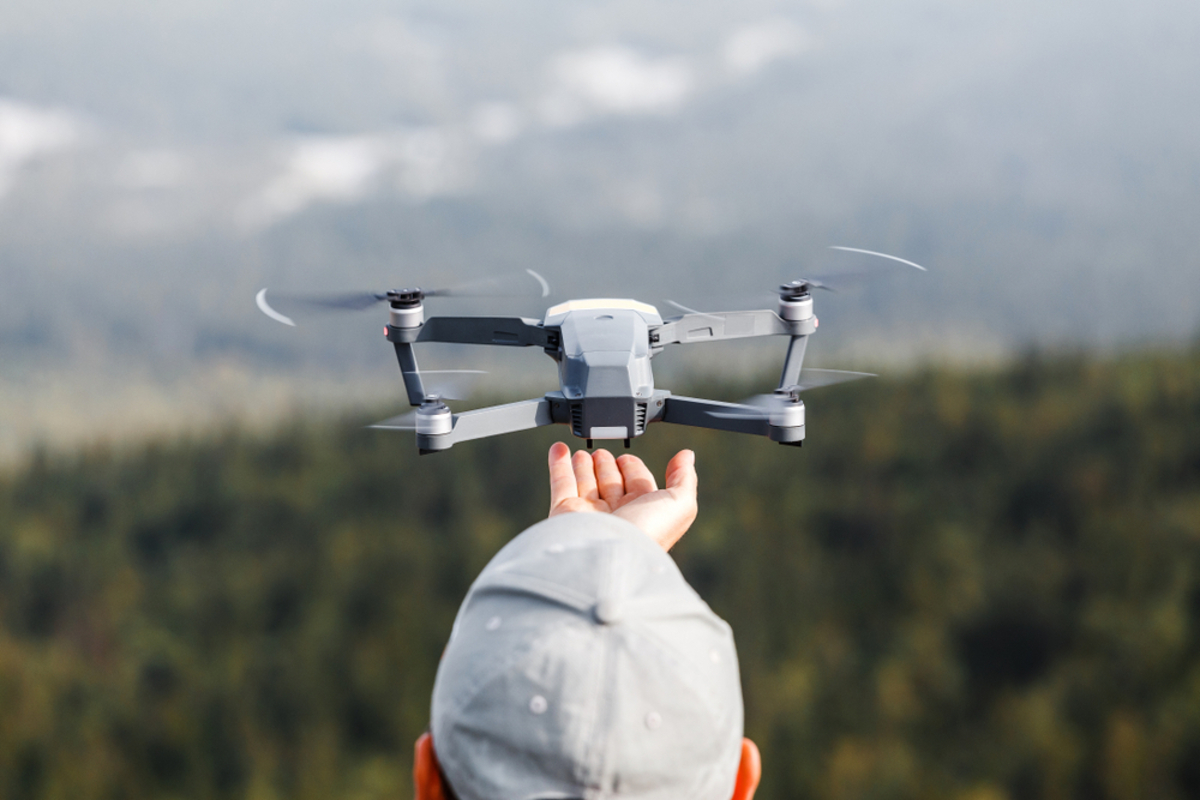 Drohne auf der Hand | Luminar Neo Blog