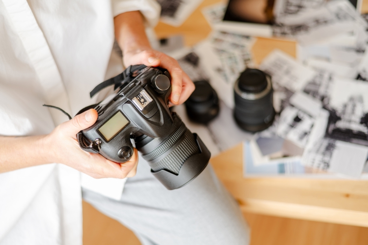 Fotograf mit einer Kamera | Luminar Neo Blog