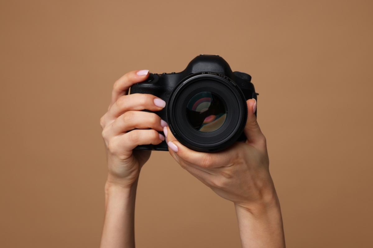 Kamera in den Händen | Luminar Neo Blog

