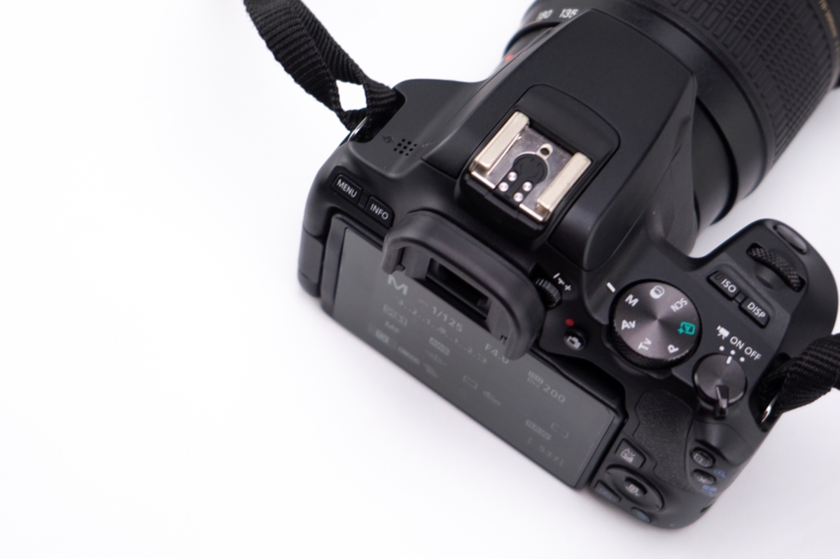 Kamera auf dem Tisch | Luminar Neo Blog

