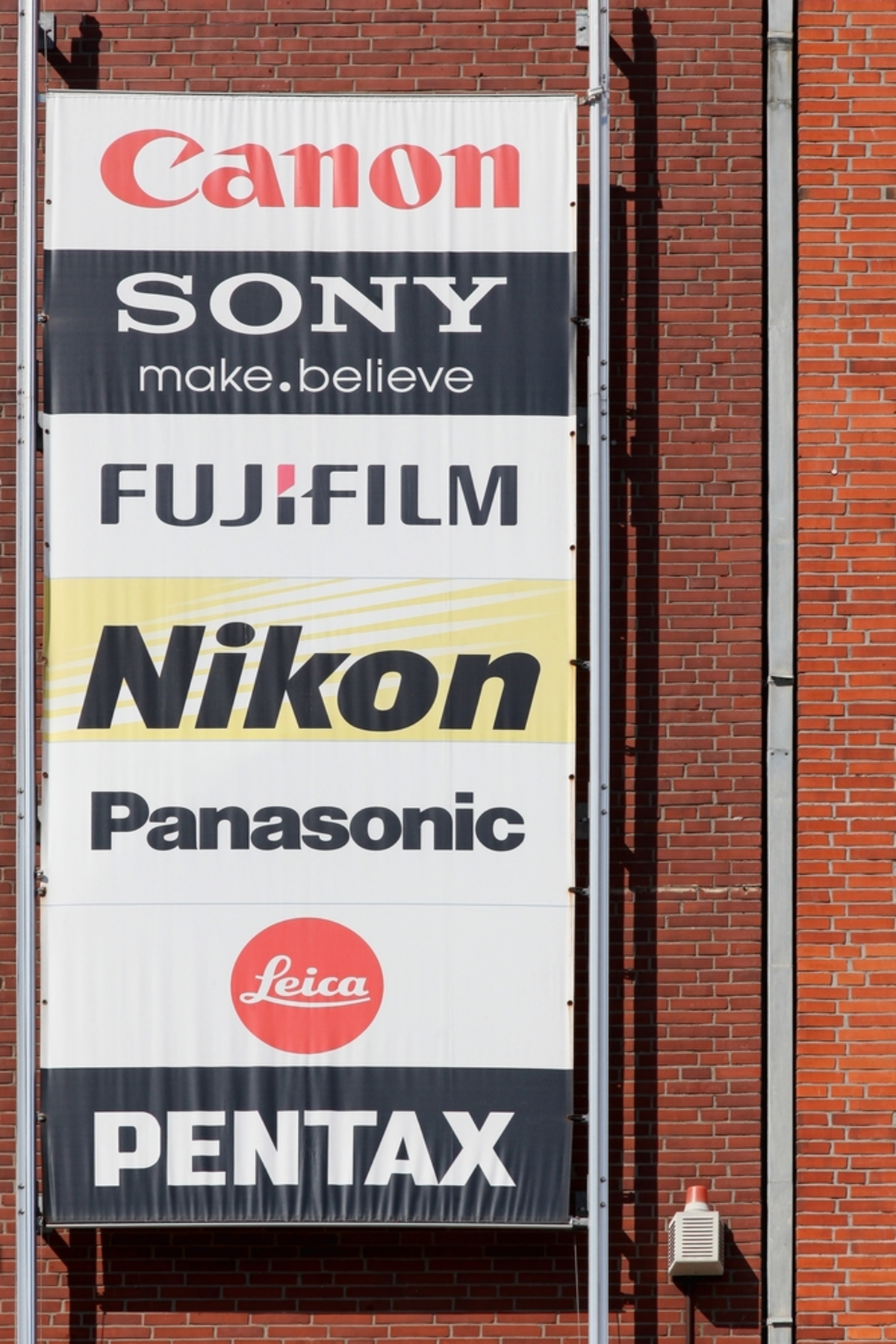 Kameramarken auf einem Poster | Luminar Neo Blog 