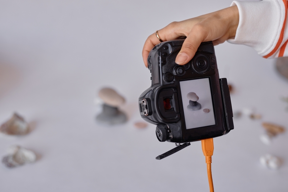 Ein Fotograf macht ein Foto von großen Steinen | Luminar Neo Blog