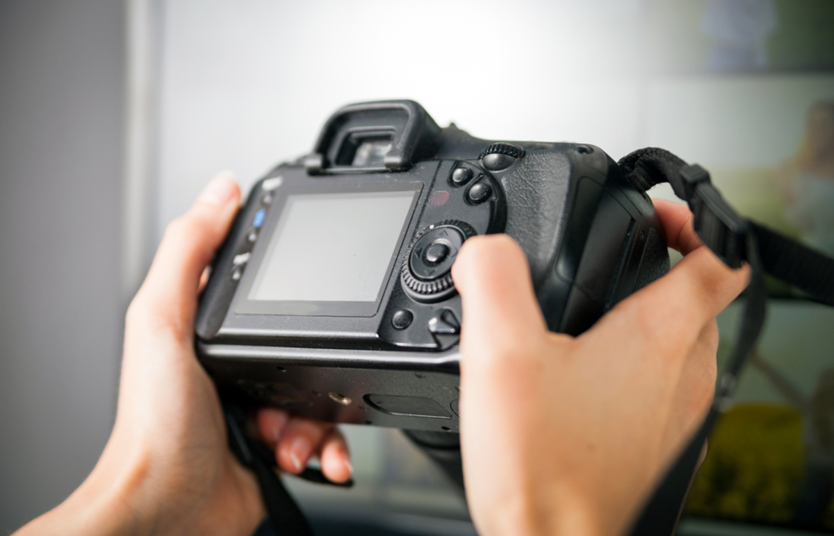 Fotograf stellt Kamera ein | Luminar Neo Blog